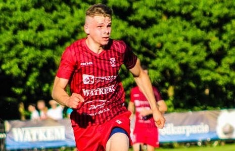 Kamil Halat, który ostatnio występował w Koronie Rzeszów i awansował z nią do III ligi oficjalnie został zawodnikiem Klimontowianki PBI Klimontów, beniaminka czwartej ligi.