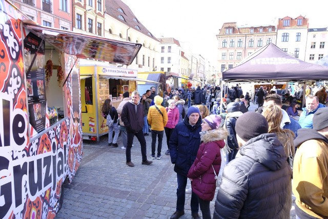 W dniach 1-3.04 na Rynku Nowomiejskim w Toruniu pojawi się ponad 15 mobilnych restauracji na kółkach tzw. food trucków. Zobaczcie, co się tam dzieje! Oto nasza fotorelacja z tego wydarzenia. >>>>>