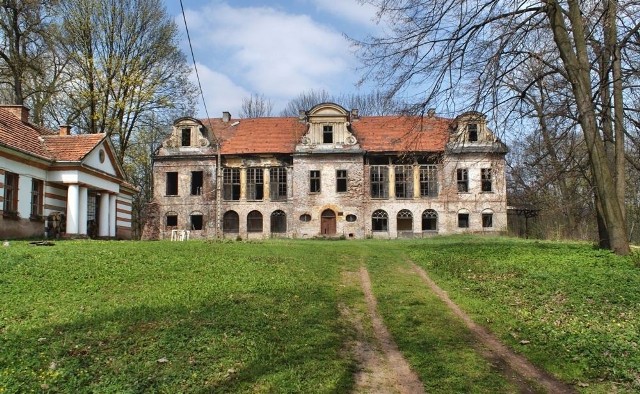 Pałac w Bobrku od lat popada w ruinę. Mimo to, wciąż jest miejscem przywołującym różne historie związane z rodem Sapiehów