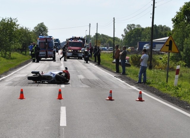 Wypadek na drodze krajowej nr 11 pod Olesnem. 31-letni motocyklista uderzył w samochód i doznał licznych obrażeń ciała. Śmigłowiec zabrał motocyklistę do szpitala.