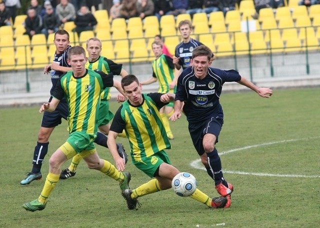 "Siarkowcy" (w żółto-zielonych strojach) przegrali z piłkarzami Unii Nowa Sarzyna.