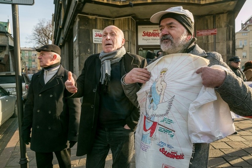 Manifestacja środowisk mundurowych w Krakowie [ZDJĘCIA, WIDEO]