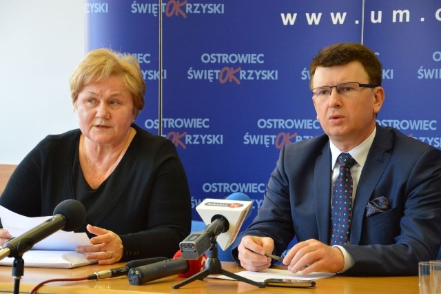 Skarbnik gminy Elżbieta Pichór i prezydent Ostrowca Jarosław Górczyński.