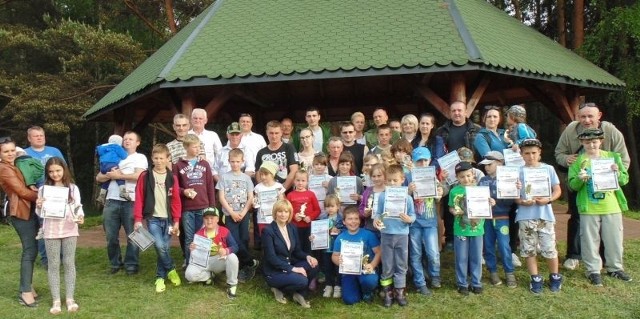 Uczestnicy zawodów w Krasnej z organizatorami zawodów, burmistrz Dorotą Łukomską, jej zastępcą Robertem Adamczykiem, radnymi Krzysztofem Chrzanem i Sławomirem Dąbrowskim