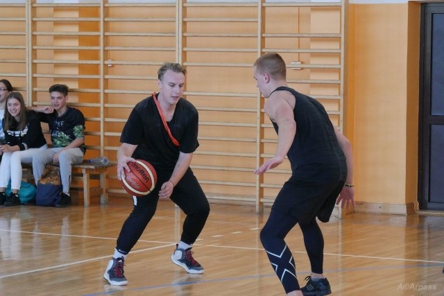 Turniej w streetballu w kozienickiej szkole.