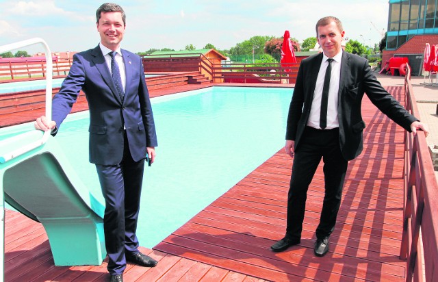 Sebastian Nowaczkiewicz, wójt gminy Sitkówka-Nowiny i Jacek Kania, dyrektor Gminnego Ośrodka Kultury Perła w Nowinach zapraszają na odkryte baseny przy pływalni Perła w Nowinach.