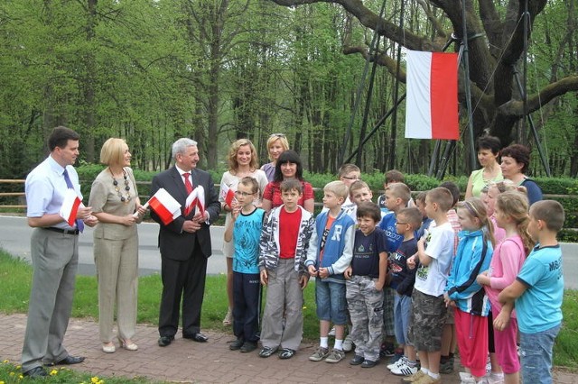 Z okazji Święta Flagi Dąb Bartek został udekorowany flagą narodową. W uroczystościach uczestniczyły dzieci ze Szkoły Podstawowej w Straszęcinie.