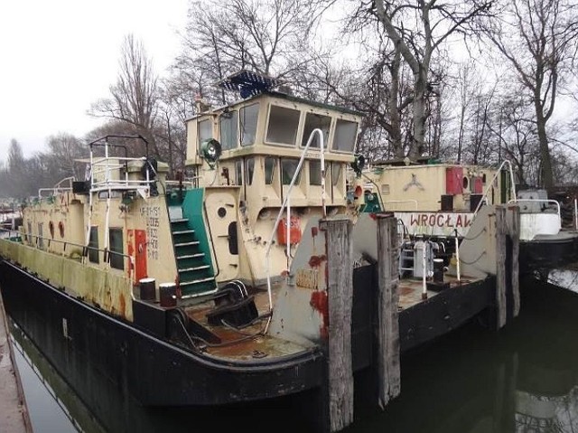 Zestaw pływający Westerplatte II składa się z dwóch jednostek, tzw. pchacza Bizon (zbudowany w 1975 roku w Tczewie) oraz statku szkolnego pchanego (zbudowany w 1975 roku we Wrocławiu).