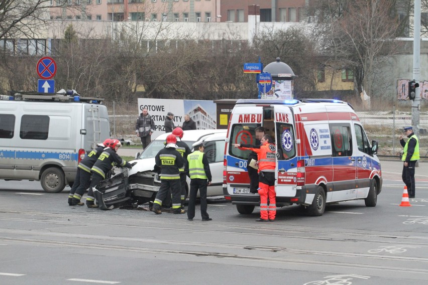 Wypadek na Legnickiej. Auta zablokowały torowisko