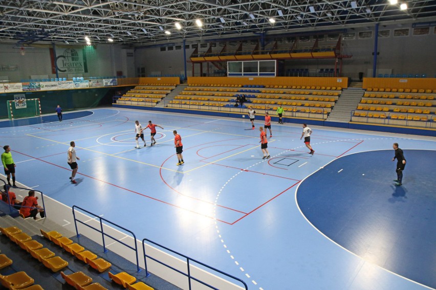 Mecze Rekreacyjnej Ligi Biznesu rozgrywane są w hali MORiS-u...