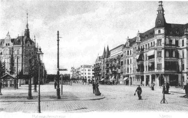 Na starym zdjęciu widzimy Plac Kościuszki (ówczesny Schinkelplatz) oraz ulicę Krzywoustego w kierunku Turzyna (1907 r.)