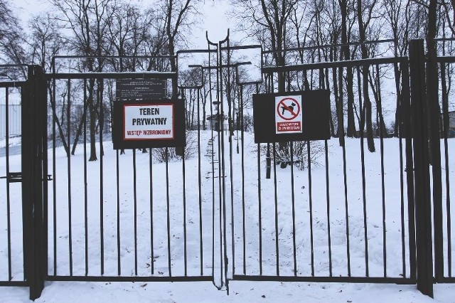 Jeżeli chcemy zwiedzić zabytkową kapliczkę na wzgórzu św. Marii Magdaleny, musimy zadzwonić do dozorcy. Ale telefonu do niego próżno szukać na bramie.