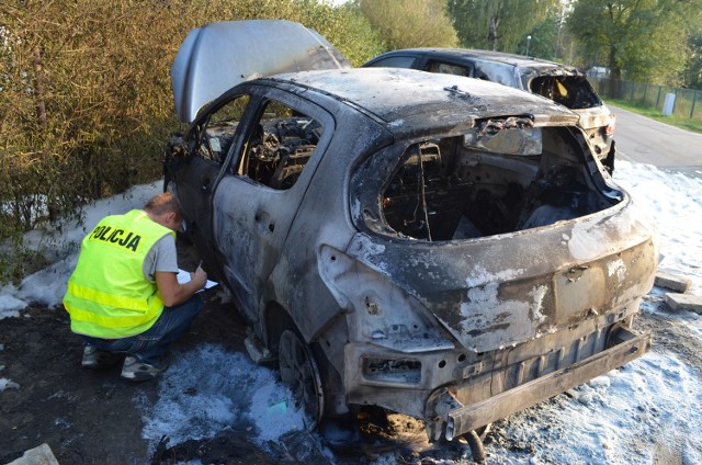 Krótko po godzinie 16 straż pożarna w Żninie otrzymała zgłoszenie o palącym się na parkingu, przy ogródkach działkowych, samochodzie. Na miejsce skierowane zostały dwa zastępy JRG oraz OSP ze Żnina i Białożewina. - Okazało się, że pali się peugeot 308, jednak obok stało kolejne auto osobowe - marki Mitsubishi, które także było narażone na wysoką temperaturę. Nasze działania polegały więc nie tylko na ugaszeniu pierwszego pojazdu, ale też ratowaniu kolejnego. W tym celu podaliśmy na obydwa auta prądy piany i wody - zrelacjonował mł. bryg. Paweł Filipiak, dowódca zmiany z JRG KP PSP w Żninie. Przeczytaj także: OSP ma wóz za 760 tys. złotychJak się dowiedzieliśmy, obydwa auta miały rejestracje CZN. - Właściciel mitsibishi był na miejscu. Kolejnego, którego pojazd spłonął w całości, policjanci poszukiwali na działkach. Do czasu, gdy byliśmy na miejscu zdarzenia, nie znaleziono go - usłyszeliśmy. Technicy policyjni ustalają, czy było to zapalenie od zwarcia instalacji czy może podpalenie. Pogoda na dzień (14.09.2016) | KUJAWSKO-POMORSKIETVN Meteo Active