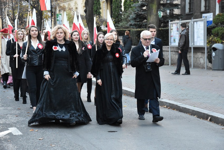 Chrzanów. Setki osób przemaszerowały ulicami miasta w korowodzie niepodległościowym [ZDJĘCIA]