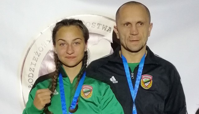 Tatiana Pluta ze Staru Starachowice zdobyła złoty medal na Młodzieżowych Mistrzostwach Polski w boksie. Na podium z trenerem Pawłem Pożogą.