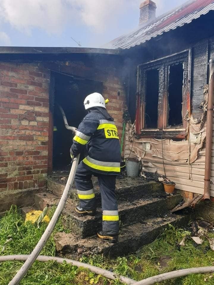 Domanowo. Tragiczny pożar drewnianego domu przy ul. Selewanowskiej. Nie żyje mężczyzna [ZDJĘCIA]