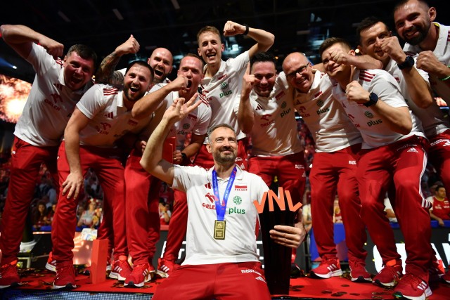 Selekcjoner reprezentacji Polski Nikola Grbić i jego sztab celebrujący zdobycie Ligi Narodów siatkarzy 2023