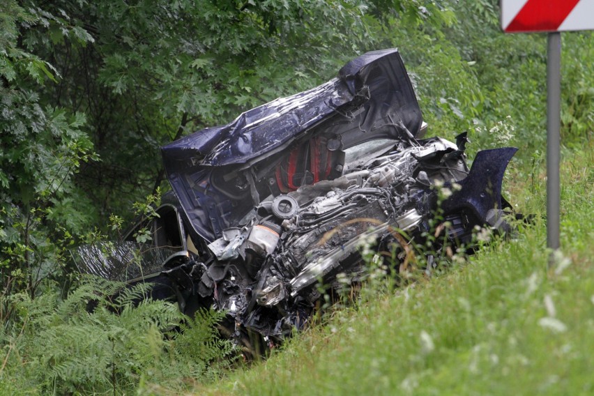 Tragiczny wypadek w Jamnicy. Po zderzeniu dwóch audi zginęło małżeństwo. Podróżowali z małym dzieckiem [ZDJĘCIA]