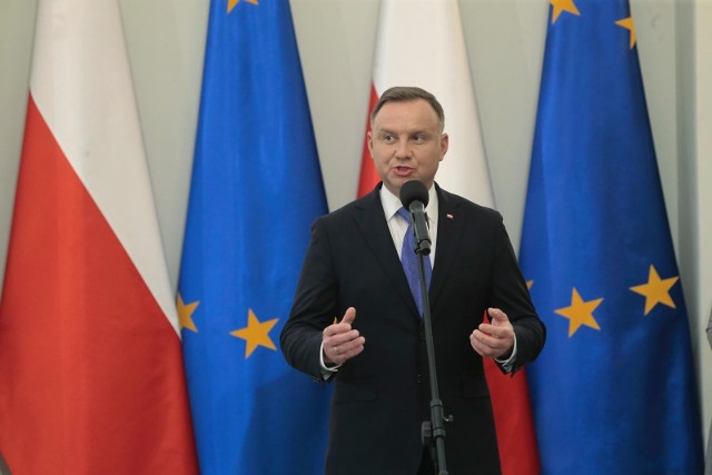 Liderem rankingu zaufania Polaków do polityków pozostaje według CBOS prezydent Andrzej Duda.