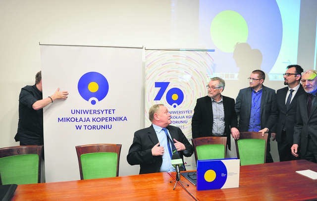 Nowy logotyp Uniwersytetu Mikołaja Kopernika zaprezentowano wczoraj na konferencji prasowej. Od lewej: siedzi rektor UMK prof. Andrzej Tretyn, stoją: prof. Edward Saliński, dr Szymon Saliński, dr Marcin Czyżniewski i prof. Andrzej Sokala Fot.: Jacek Smarz