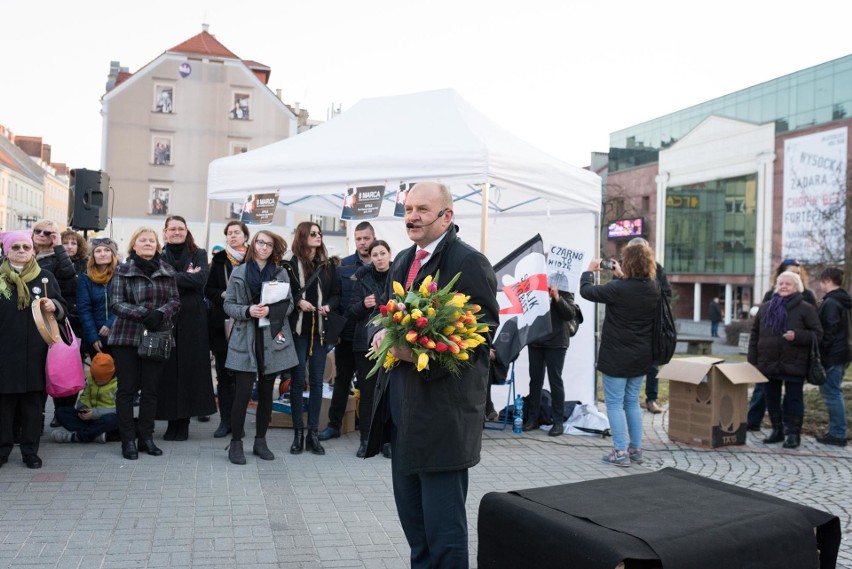 Protest w Opolu. Według policji manifestujących było około...