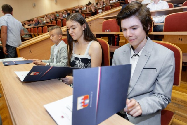 Gala laureatów olimpiad i konkursów przedmiotowych, odbyła się w czwartek, 14 czerwca 2018 r. w Auli Auditorium Novum Uniwersytetu Technologiczno-Przyrodniczego przy ul. Kaliskiego 7 w Bydgoszczy.Nagrody Prezydenta Miasta Bydgoszczy za szczególne osiągnięcia w zakresie przedmiotów ogólnokształcących i zawodowych przyznawane są od 2006 roku, w celu promowania i wyróżniania uczniów bydgoskich szkół, którzy zostali finalistami albo laureatami konkursów i olimpiad na szczeblu krajowym i międzynarodowym oraz dla nauczycieli za trud włożony w pracę ze zdolnym uczniem.Nagrody finansowane są z budżetu Miasta Bydgoszczy. W dniu 4 czerwca br. komisja rozpatrująca wnioski o przyznanie nagród dla uczniów i ich nauczycieli za szczególne osiągnięcia w olimpiadach i konkursach przedmiotowych w roku szkolnym 2017/2018 przyznała nagrody:- 146 uczniom z 29 szkół w łącznej wysokości 199.600 zł oraz- 92 nauczycielom w łącznej wysokości 111.750 zł. Prognoza pogody (źródło: TVN Meteo/x-news)