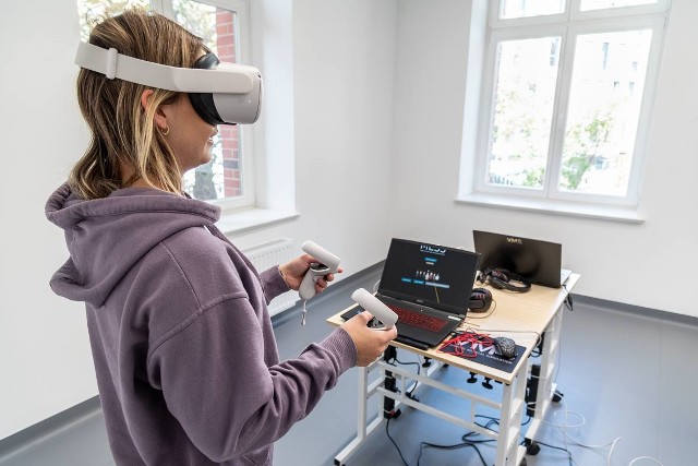 W wirtualnej rzeczywistości studenci uczą się udzielać pierwszej pomocy.