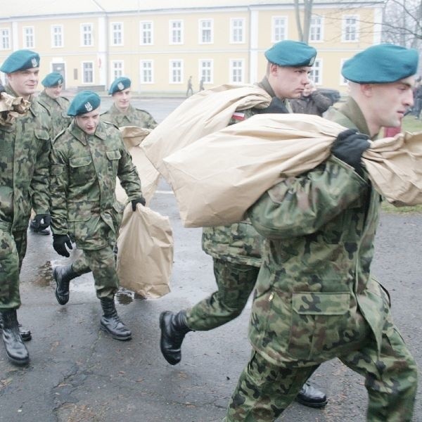 Po przysiędze 66 młodych żołnierzy dostało przepustki i wspólnie z rodzinami i znajomymi rozjechało się do domów.