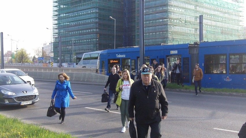 Kraków. Awaria tramwaju. Ludzie wysiadali wprost na ruchliwą ulicę [ZDJĘCIA, WIDEO]