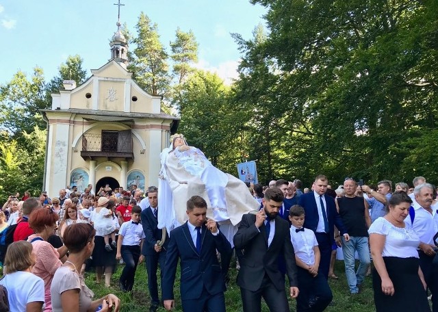 W niedzielę w sanktuarium w Kalwarii Pacławskiej koło Przemyśla rozpoczął się Wielki Odpust Wniebowzięcia Najświętszej Maryi Panny. W tym roku przypada 340. rocznica przybycia w to miejsce Cudownego Obrazu Matki Bożej Kalwaryjskiej. Uroczystości potrwają do 15 sierpnia. Do Kalwarii Pacławskiej zjedzie w tym czasie kilkanaście tys. osób.