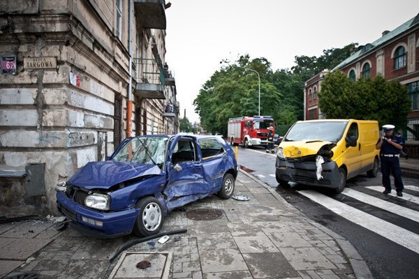 Volkswagen odbił się od dostawczego opla i uderzył w ścianę kamienicy.