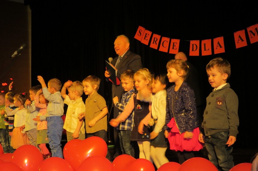 Koncert zainaugurował burmistrz Leszek Dzierżewicz piosenką...