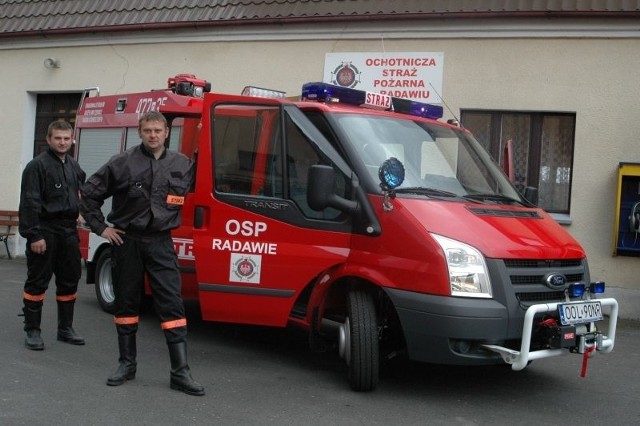 Strażacy z OSP Radawie i nowy wóz strażacki. Od lewej: Damian Ledwig, Arkadiusz Beneda i nowy strażacki ford.