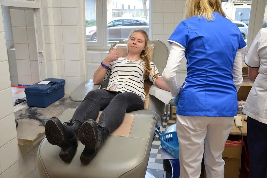 "Trzynastka Bohaterów" z liceum w Małogoszczu oddała swoją krew. Wśród dawców przewaga dziewcząt!