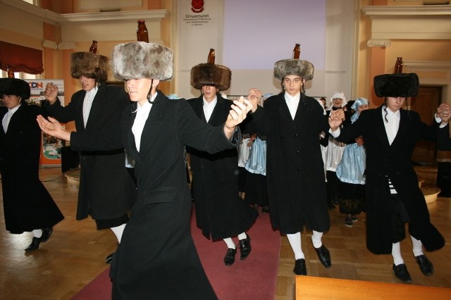 Jak można przygotować w szkole spektakl o kulturze żydowskiej pokazali uczniowie i nauczyciele gimnazjum w Woli Jachowej