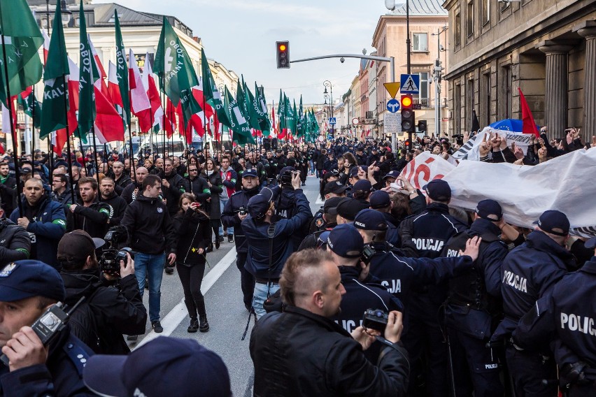 Marsz ONR w Warszawie [ZDJĘCIA] Narodowcy świętowali, Obywatele RP chcieli zablokować pochód