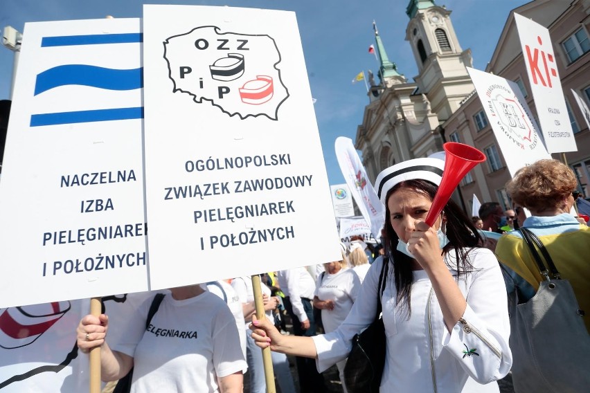 Protest pracowników służby zdrowia, Warszawa. Lekarze, pielęgniarki i ratownicy żądają radykalnych zmian i podwyżek