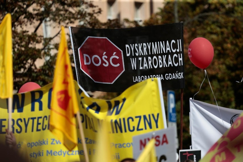 Protest pracowników służby zdrowia, Warszawa. Lekarze, pielęgniarki i ratownicy żądają radykalnych zmian i podwyżek