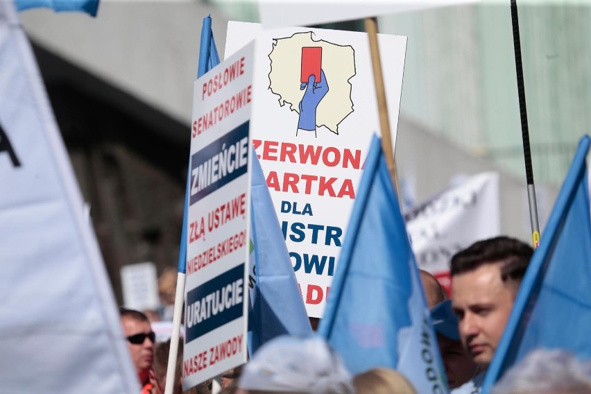 Protest pracowników służby zdrowia, Warszawa. Lekarze, pielęgniarki i ratownicy żądają radykalnych zmian i podwyżek