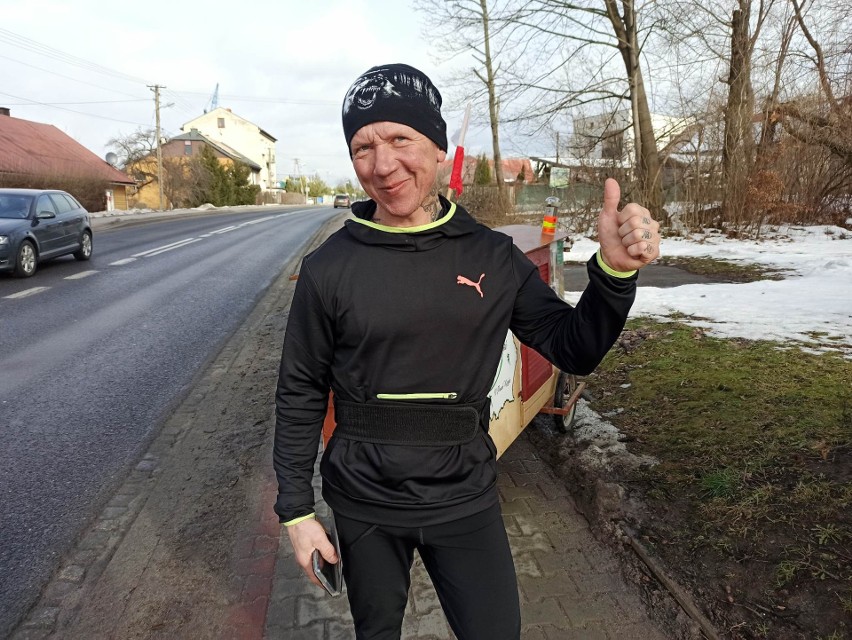 Biegnie 3 tys. km przez Polskę, promuje trzeźwość ciągnąc „wóz Drzymały”. Tynkarz spod Augustowa zawitał na Sądecczyznę i Ziemię Limanowską