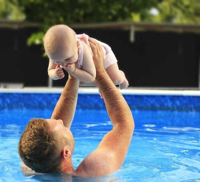 Nauka pływaniaKilkumiesięczne brzdące mogą już uczyć się pływać. Ważne, aby nauka odbywała się pod opieką dorosłych. Bezpieczeństwo w wodzie to podstawa.