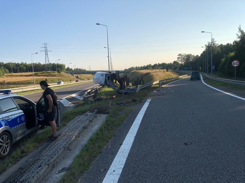 Niebezpiecznie na ekspresówce w Suchedniowie. Dostawczak uderzył w bariery