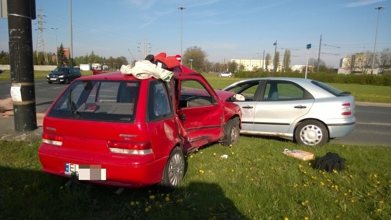 Groźny wypadek na rondzie Sybiraków na Widzewie! Są ranni [zdjęcia]