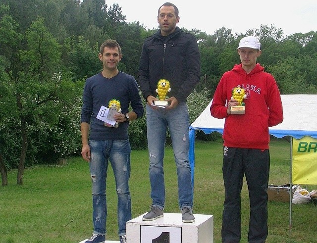 Zwcyięzcy biegu na podium.