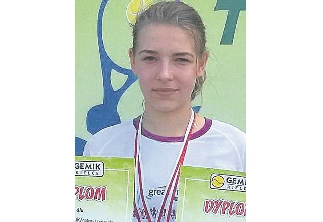 Oliwia Syczuk  prezentuje trofea za wygraną w Kielcach.