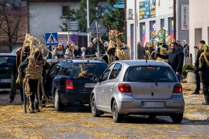 Dziady Śmiguśne w Poniedziałek Wielkanocny opanowały centrum Dobrej