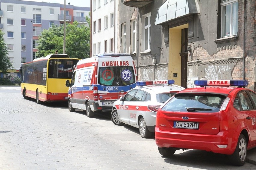 Otyła pacjentka nie zmieściła się do karetki. Z mieszkania wyciągali ją strażacy, do szpitala zawiózł autobus [ZDJĘCIA]