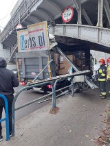 Wypadek na al. Hallera przy Klinicznej. Ciężarówka utknęła pod wiaduktem 28.11.2022 r. To kolejne takie zdarzenie w tym miejscu. ZDJĘCIA