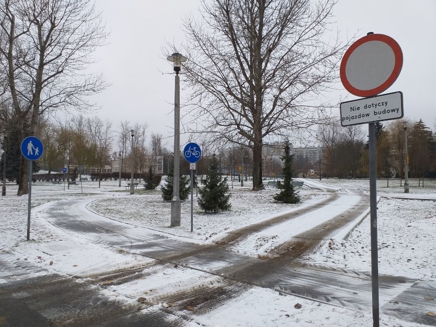 Pojazdy związane z inwestycją - budową nowego budynku...