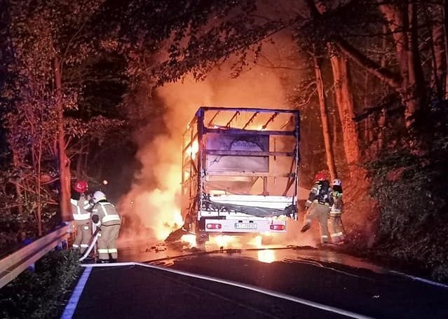 Pożar ciężarówki na drodze na Kocierz w Beskidzie Małym.